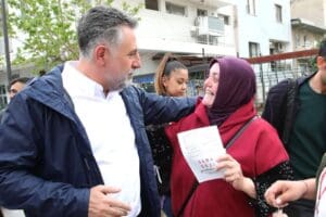 Genel se&ccedil;imler &ouml;ncesi mahalle gezilerini hızlandıran Bayraklı Belediye Başkanı Serdar