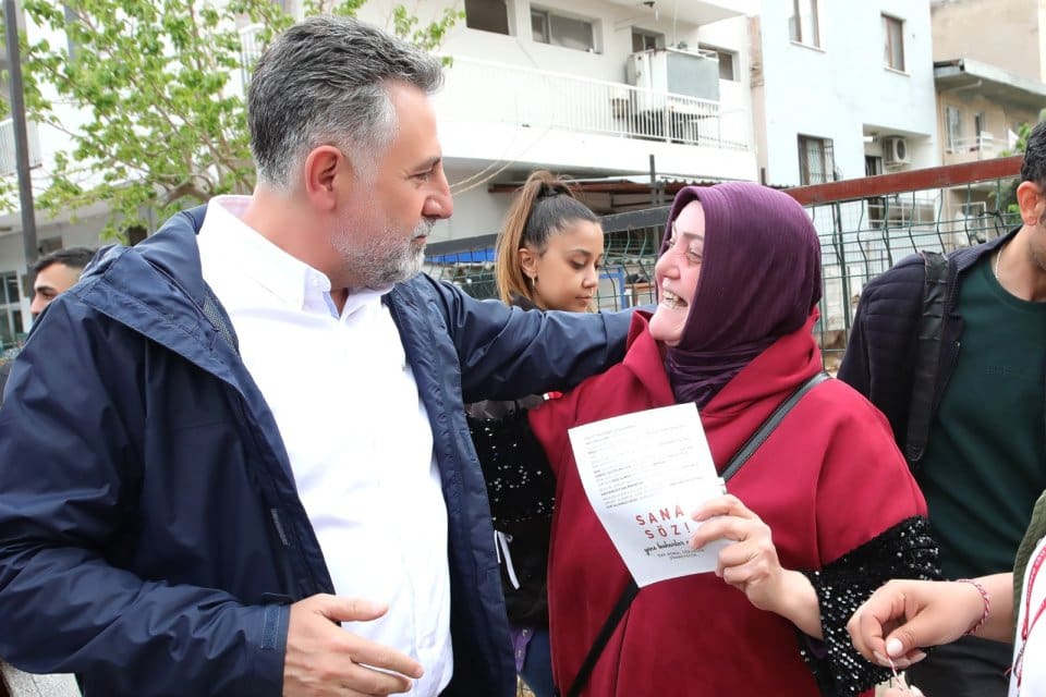 Genel se&ccedil;imler &ouml;ncesi mahalle gezilerini hızlandıran Bayraklı Belediye Başkanı Serdar
