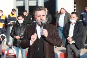 Bayraklı Belediye Başkanı Serdar Sandal, Fen İşleri Müdürlüğü personeliyle bir