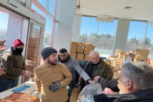 Karabağlar Belediyesi'nin ağır kış koşullarında yaşam m&uuml;cadelesi veren depremzede vatandaşlarımız