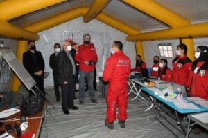 Karabağlar'daki &ouml;rnek merkezde afetlere hazırlık yapılıyor. Karabağlar Belediyesi'nin Arama Kurtarma