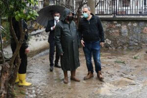 İzmir’de dün geceden bu yana etkili olan rekor düzeydeki sağanak