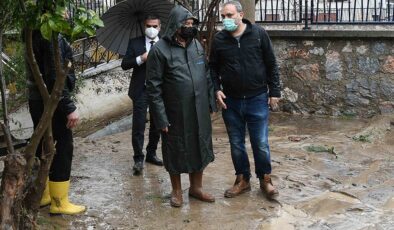 Başkan Selvitopu çalışmaları denetledi: Karabağlar’da yağmurla mücadele sürüyor