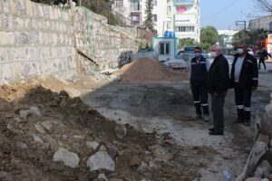 Karabağlar Belediyesi ekipleri sokağa çıkma kısıtlaması günlerini fırsata çevirerek, ilçenin