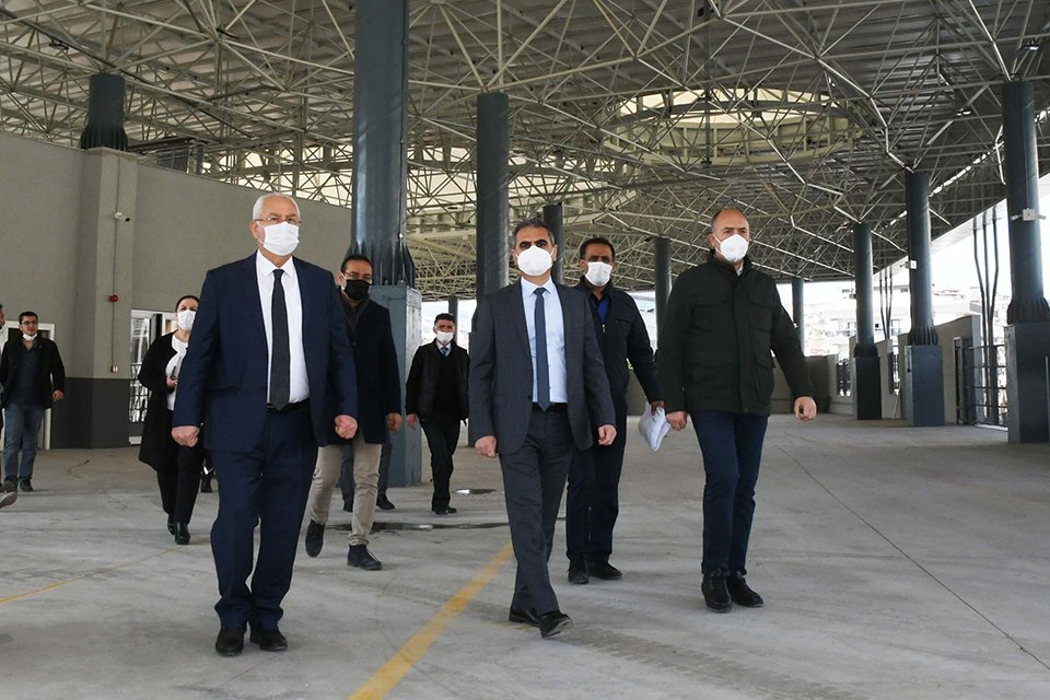 Karabağlar Belediyesi’nin Kibar Mahallesi’nde projelendirdiği çok amaçlı tesis tamamlanarak, açılışa