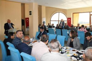 Başkan Selvitopu Karabağlar için muhtarlarla beraber çalışmaya devam edeceklerini söyledi.