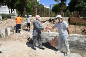 Karabağlar Belediye Başkanı Muhittin Selvitopu, Ramazan Bayramı&rsquo;nı emek&ccedil;ilerle, sahada kutladı.