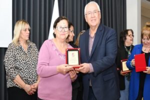 Karabağlar Belediye Başkanı Muhittin Selvitopu, kısa adı KAD-G&Uuml;&Ccedil; olan Kadınların