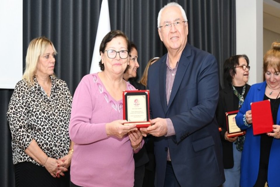 Karabağlar Belediye Başkanı Muhittin Selvitopu, kısa adı KAD-G&Uuml;&Ccedil; olan Kadınların