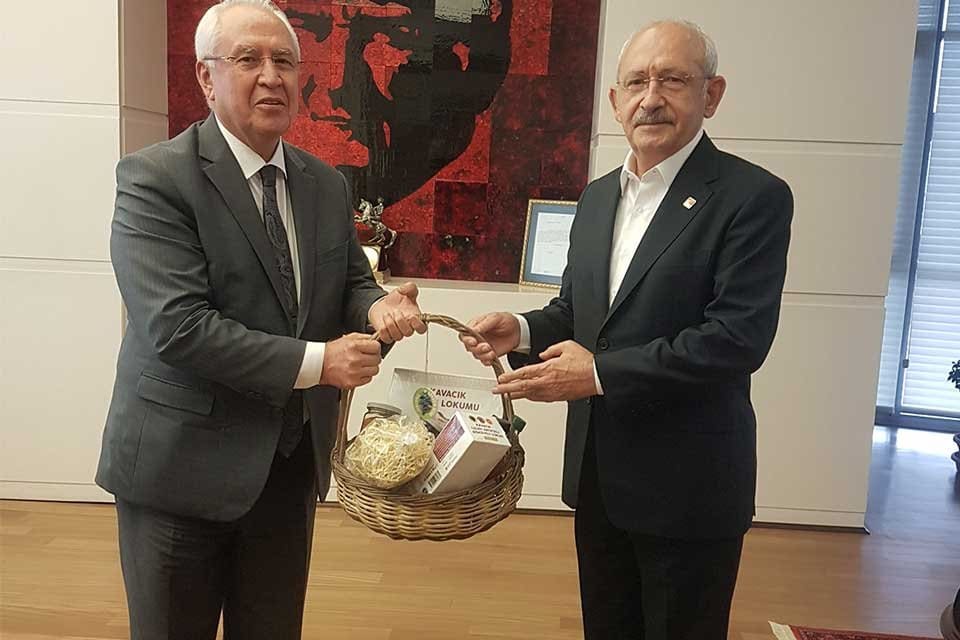 Başkan Selvitopu CHP Genel Başkanı'nı ziyaret etti. Karabağlar Belediye Başkanı
