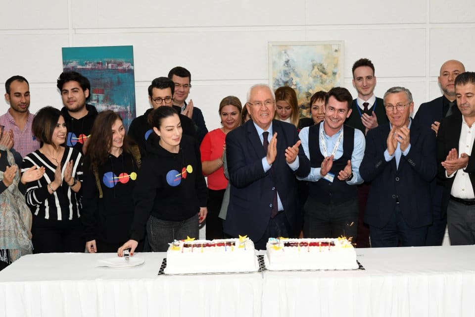 Karabağlar Belediye Başkanı Muhittin Selvitopu, meclis &uuml;yeleri ve belediye &ccedil;alışanları,