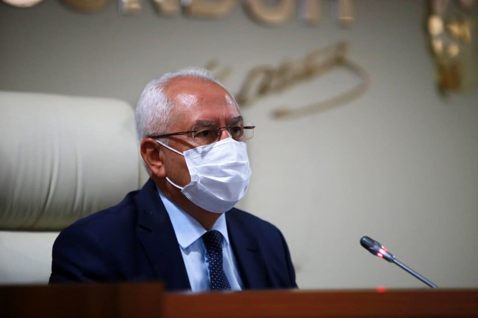 Karabağlar Belediyesi Meclis Toplantısı&rsquo;nda konuşan Karabağlar Belediye Başkanı Muhittin Selvitopu,