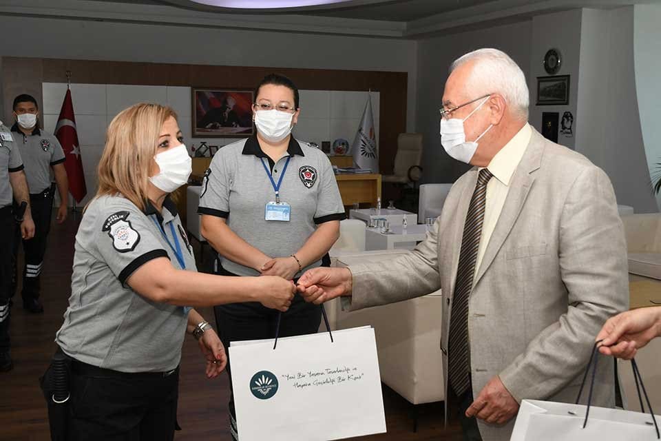 Karabağlar Belediye Başkanı Muhittin Selvitopu, makamında ağırladığı &ouml;zel g&uuml;venlik g&ouml;revlilerinin