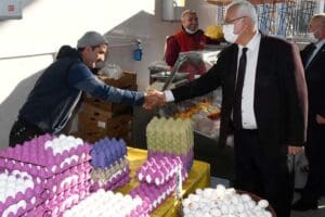 Karabağlar Belediye Başkanı Muhittin Selvitopu, yeni yıl kutlamaları kapsamında pazarcı
