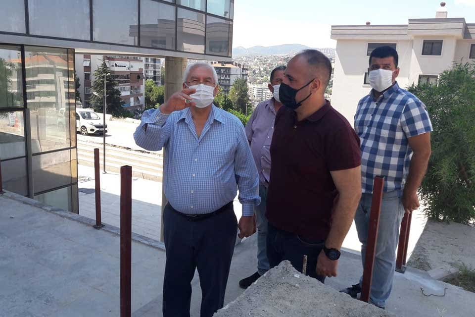 Karabağlar Belediyesi Fen İşleri M&uuml;d&uuml;rl&uuml;ğ&uuml; ekipleri, hafta sonu uygulanan sokağa
