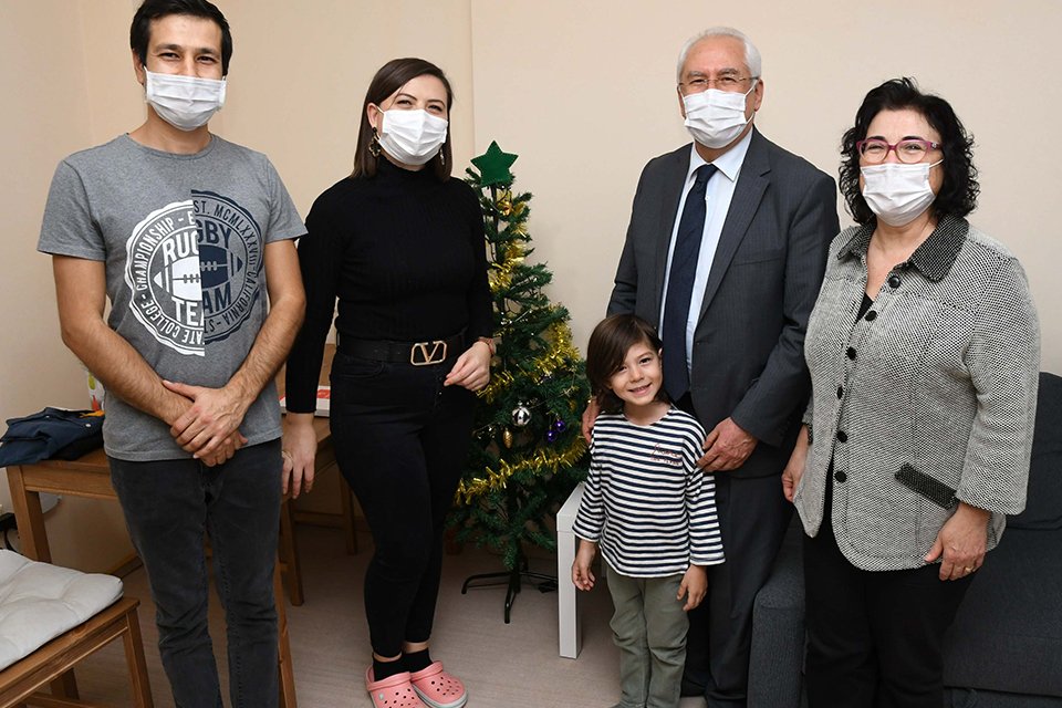 Karabağlar Belediye Başkanı Muhittin Selvitopu, yeni yılı depremzede ailelerle birlikte