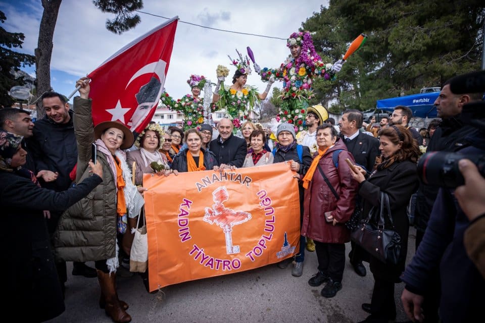 İzmir B&uuml;y&uuml;kşehir Belediyesi ve Karaburun Belediyesi tarafından nergis &ccedil;i&ccedil;eğini d&uuml;nyaya