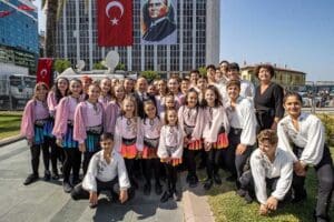 İzmir'in kurtuluşunun 99. yıld&ouml;n&uuml;m&uuml; nedeniyle Cumhuriyet Meydanı'nda d&uuml;zenlenen t&ouml;rende konuşan