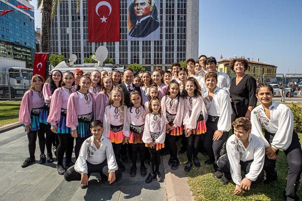 İzmir'in kurtuluşunun 99. yıld&ouml;n&uuml;m&uuml; nedeniyle Cumhuriyet Meydanı'nda d&uuml;zenlenen t&ouml;rende konuşan