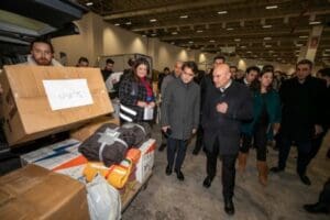 İzmir B&uuml;y&uuml;kşehir Belediye Başkanı Tun&ccedil; Soyer, depremzedeler i&ccedil;in başlatılan &lsquo;Umut