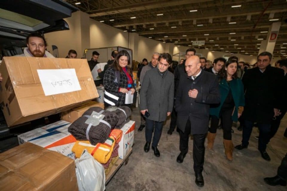 İzmir B&uuml;y&uuml;kşehir Belediye Başkanı Tun&ccedil; Soyer, depremzedeler i&ccedil;in başlatılan &lsquo;Umut