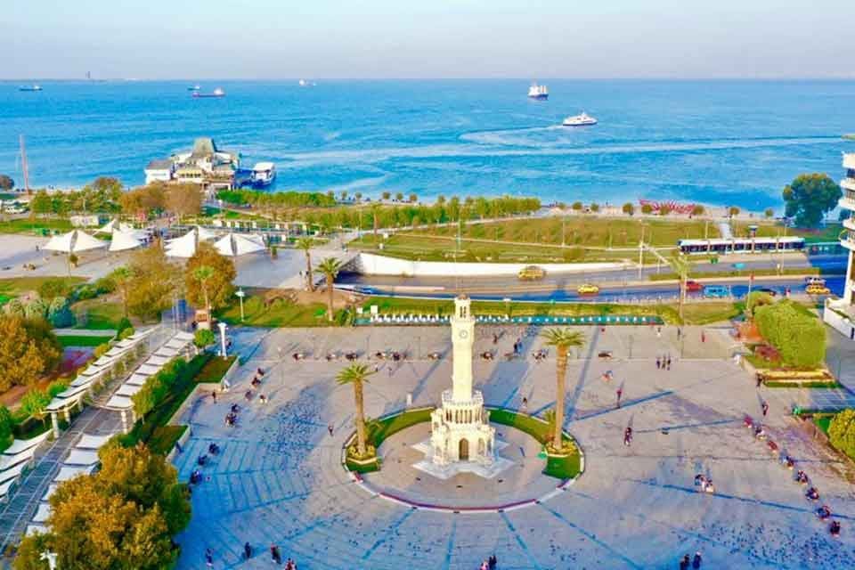 İzmir B&uuml;y&uuml;kşehir Belediye Başkanı Tun&ccedil; Soyer&rsquo;in kentin kabuğunu kırarak d&uuml;nyaya