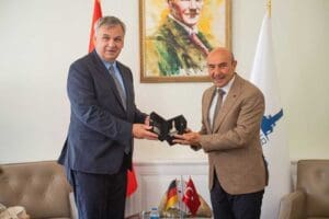 İzmir B&uuml;y&uuml;kşehir Belediye Başkanı Tun&ccedil; Soyer, Almanya B&uuml;y&uuml;kel&ccedil;isi J&uuml;rgen Schulz