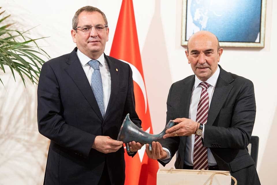 İzmir B&uuml;y&uuml;kşehir Belediye Başkanı Tun&ccedil; Soyer, Ayvalık Belediye Başkanı Mesut