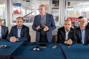 İzmir Büyükşehir Belediye Başkanı Tunç Soyer, Bergama’nın köylerine giderek üretici,