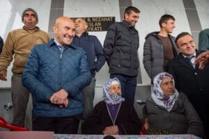 İzmir B&uuml;y&uuml;kşehir Belediye Başkanı Tun&ccedil; Soyer, ilk olarak en az