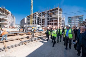 İzmir B&uuml;y&uuml;kşehir Belediye Başkanı Tun&ccedil; Soyer, &Ouml;rnekk&ouml;y Kentsel D&ouml;n&uuml;ş&uuml;m Alanı&rsquo;nda