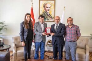 İzmir B&uuml;y&uuml;kşehir Belediye Başkanı Tun&ccedil; Soyer mesleki zorluklara karşı m&uuml;cadele