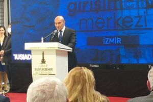 İzmir Girişimcilik Merkezi’nin açılışında konuşan İzmir Büyükşehir Belediye Başkanı Tunç