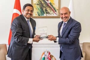 İzmir B&uuml;y&uuml;kşehir Belediye Başkanı Tun&ccedil; Soyer, kente ilk kez gelen