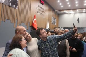 İzmir B&uuml;y&uuml;kşehir Belediyesi (İBB) Başkanı Tun&ccedil; Soyer, belediye personelleri ile