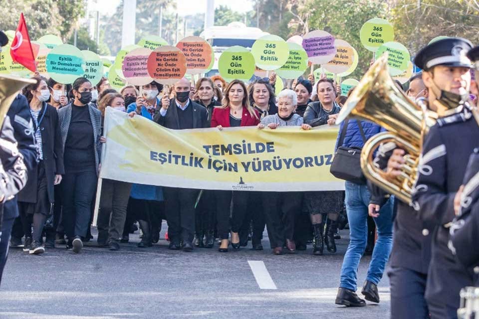 İzmir B&uuml;y&uuml;kşehir Belediye Başkanı Tun&ccedil; Soyer'in eşitlik&ccedil;i politikaları ve &ldquo;kadın