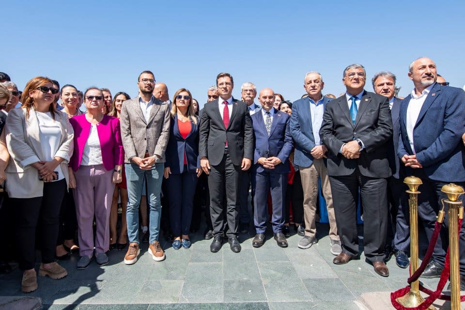 İzmir B&uuml;y&uuml;kşehir Belediye Başkanı Tun&ccedil; Soyer, CHP İzmir İl Başkanlığı