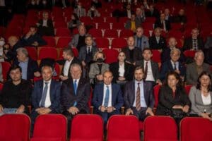 İzmir B&uuml;y&uuml;kşehir Belediye Başkanı Tun&ccedil; Soyer, İzmir'de bulunan 6 partinin
