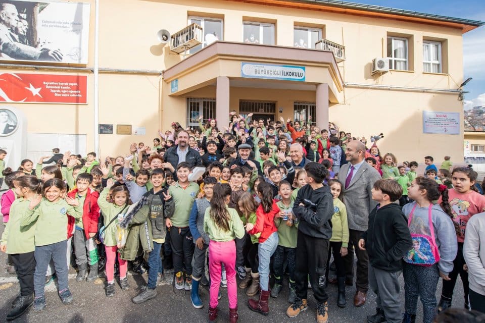 İzmir B&uuml;y&uuml;kşehir Belediye Başkanı Tun&ccedil; Soyer, &Ccedil;iğli&rsquo;nin Şirintepe ve K&ouml;yi&ccedil;i