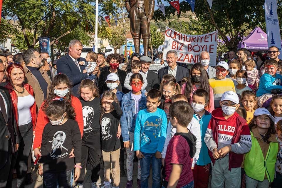 İzmir'de 29 Ekim Cumhuriyet Bayramı kutlamaları, her il&ccedil;e ve mahallede