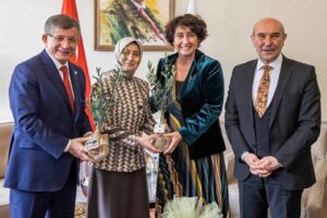 Gelecek Partisi Genel Başkanı Ahmet Davutoğlu, İzmir B&uuml;y&uuml;kşehir Belediye Başkanı