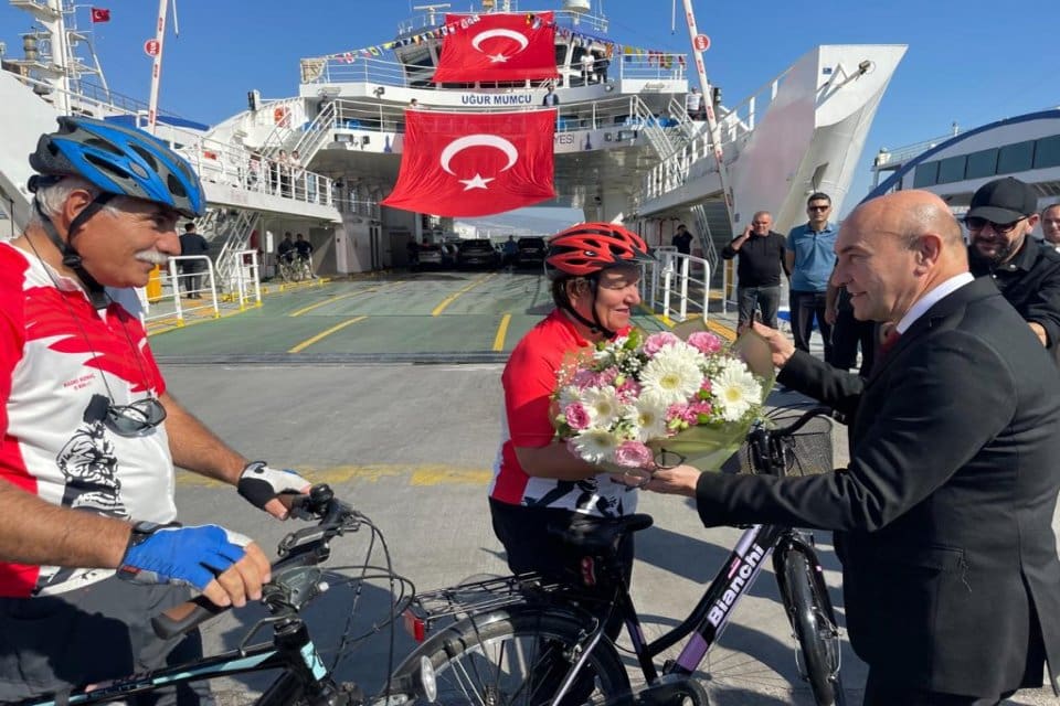 İzmir B&uuml;y&uuml;kşehir Belediye Başkanı Tun&ccedil; Soyer, İZDENİZ vapurlarını kullanan 350