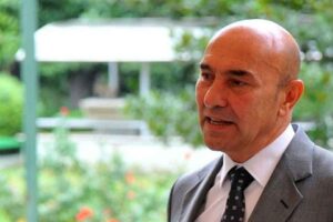 İzmir Büyükşehir Belediyesi'nin 'barış' temalı kurtuluş yıl dönümü afişleri ile