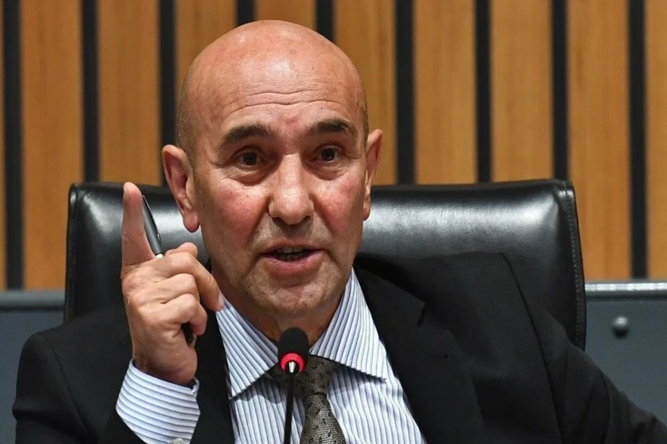 Menderes Belediye Başkanı Mustafa Kayalar'ın görevden alınmasının ardından ardı ardına