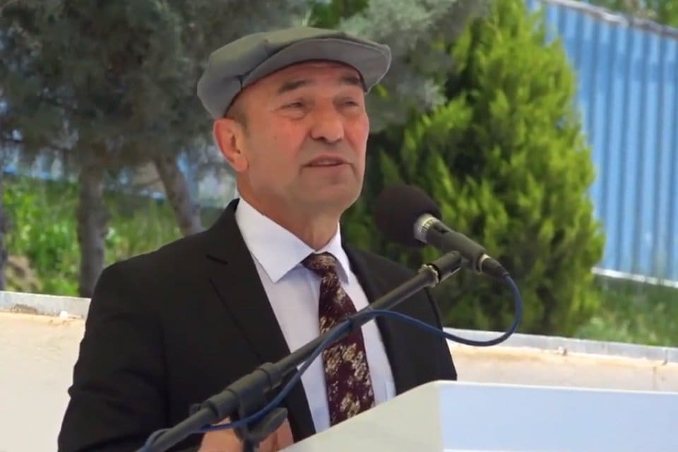 B&uuml;y&uuml;kşehir belediyesi personelleriyle başlayan bayramlaşma turunda bir a&ccedil;ıklama yapan İzmir