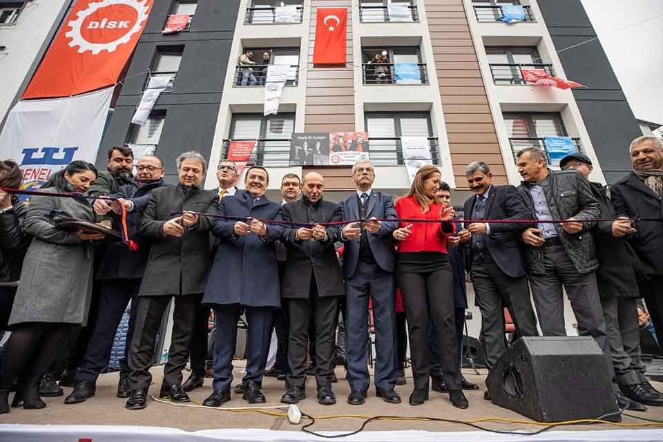 İzmir B&uuml;y&uuml;kşehir Belediye Başkanı Tun&ccedil; Soyer, DİSK Genel-İş&rsquo;in İzmir&rsquo;deki&nbsp; hizmet