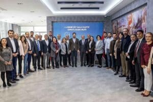 İzmir B&uuml;y&uuml;kşehir Belediye Başkanı Tun&ccedil; Soyer, CHP İl &Ouml;rg&uuml;t&uuml; y&ouml;neticileriyle
