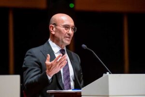 İzmir Büyükşehir Belediye Meclisi’nin, Bayraklı Belediye Meclisi’nde alınan emsal artışını