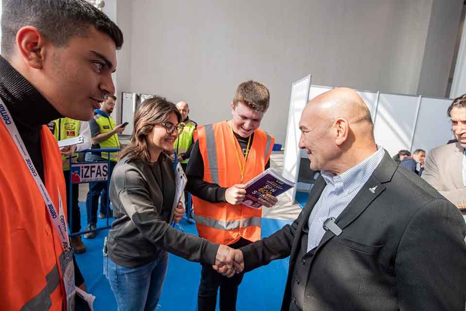 İzmir B&uuml;y&uuml;kşehir Belediye Başkanı Tun&ccedil; Soyer, Kahramanmaraş merkezli 11 ili