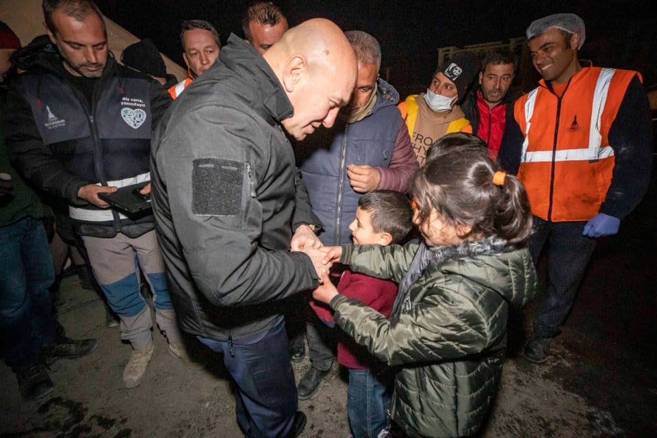 İzmir B&uuml;y&uuml;kşehir Belediye Başkanı Tun&ccedil; Soyer, yeniden deprem b&ouml;lgesine giderek